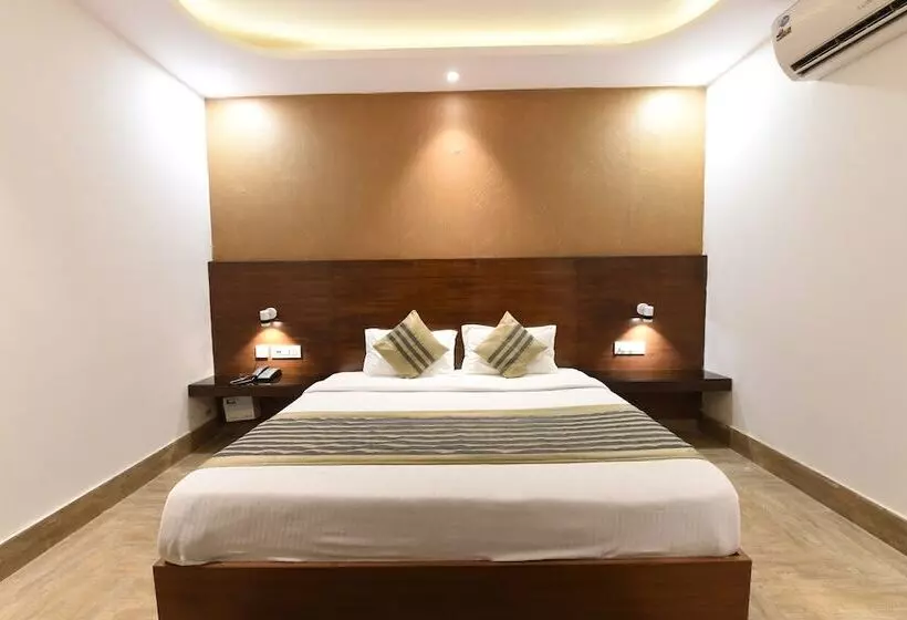 OYO 5383 Hotel Under Bridge Inn