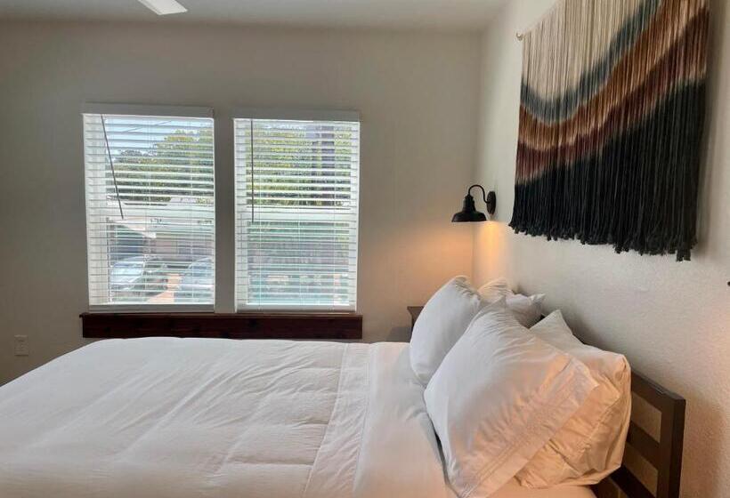 فندق على الطريق Blanco County Inn & Guesthouses