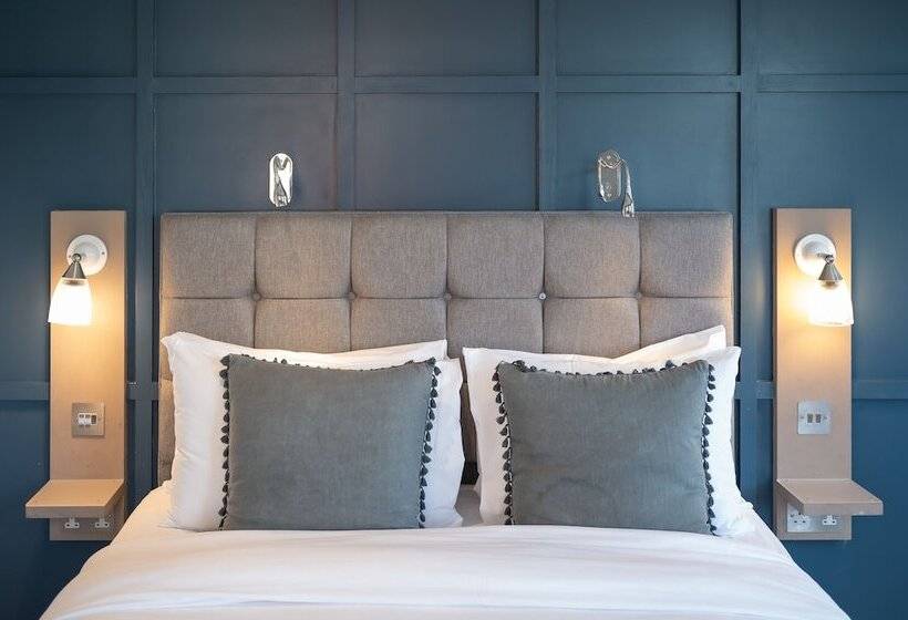 Hostel The Bridge Pub & Rooms