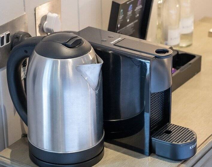 Hostel The Bridge Pub & Rooms