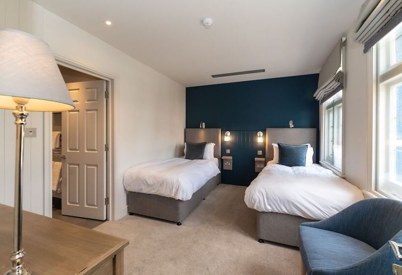 Hostel The Bridge Pub & Rooms