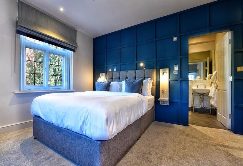 Hostel The Bridge Pub & Rooms