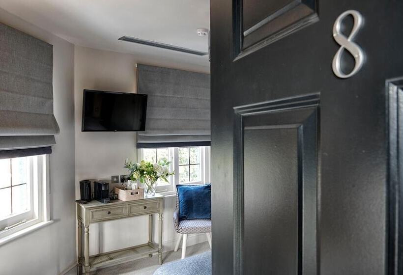 Hostel The Bridge Pub & Rooms