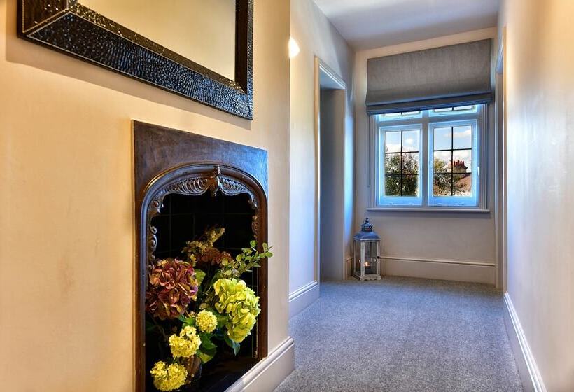 Hostel The Bridge Pub & Rooms