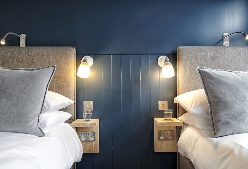 Hostel The Bridge Pub & Rooms