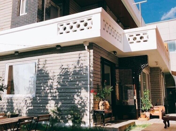 تختخواب و صبحانه Anc House