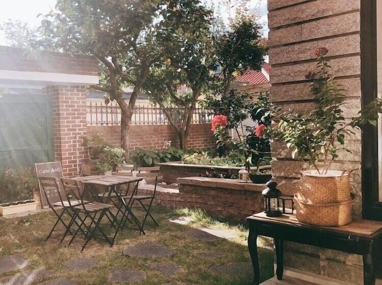 تختخواب و صبحانه Anc House