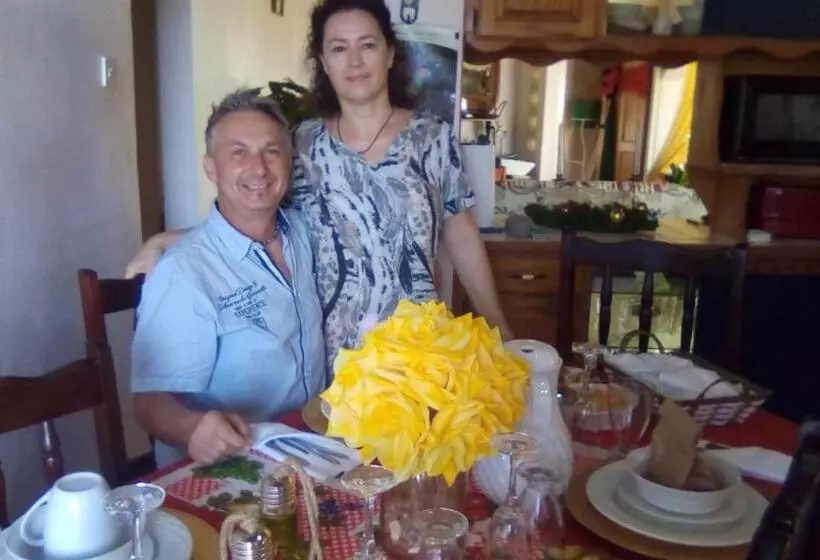 تختخواب و صبحانه Little Palace Bnb