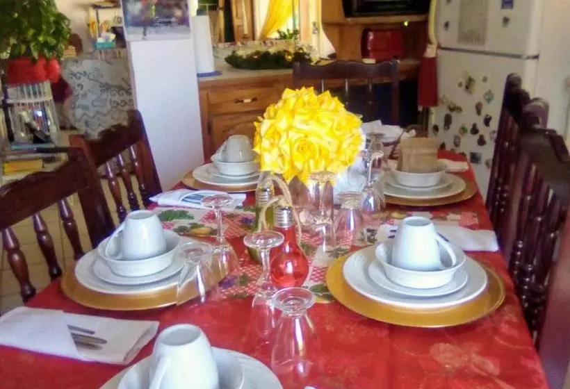 تختخواب و صبحانه Little Palace Bnb