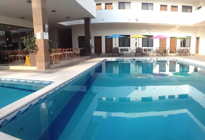 ホテル Tres Soles