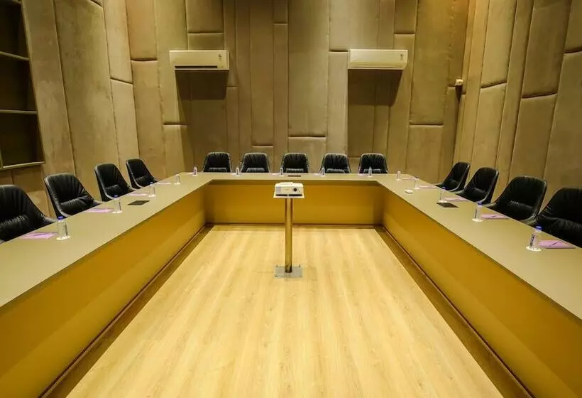 هتل Ambition Studio Apartment At Weekend Address