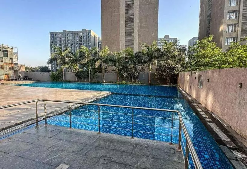 هتل Ambition Studio Apartment At Weekend Address