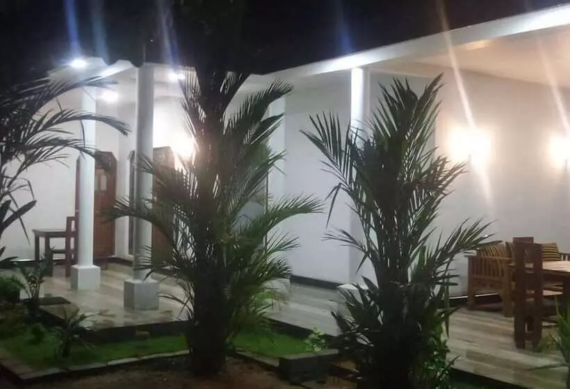 تختخواب و صبحانه Silver Sand Villa Dambulla