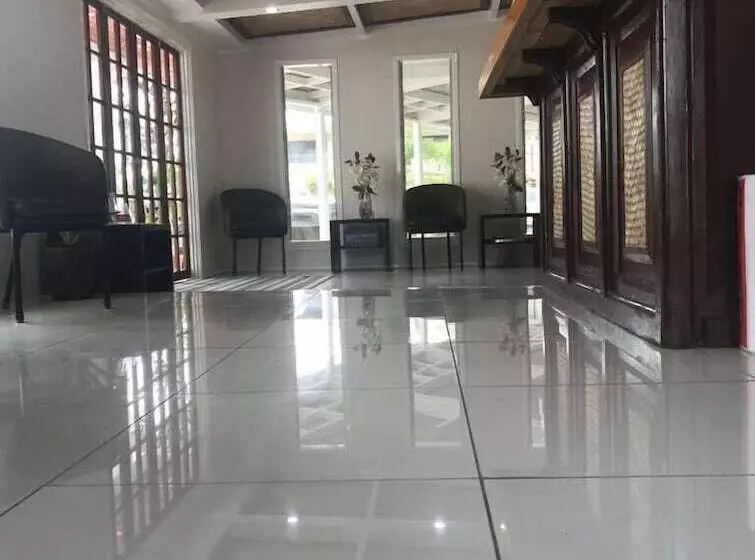 ホテル The White House