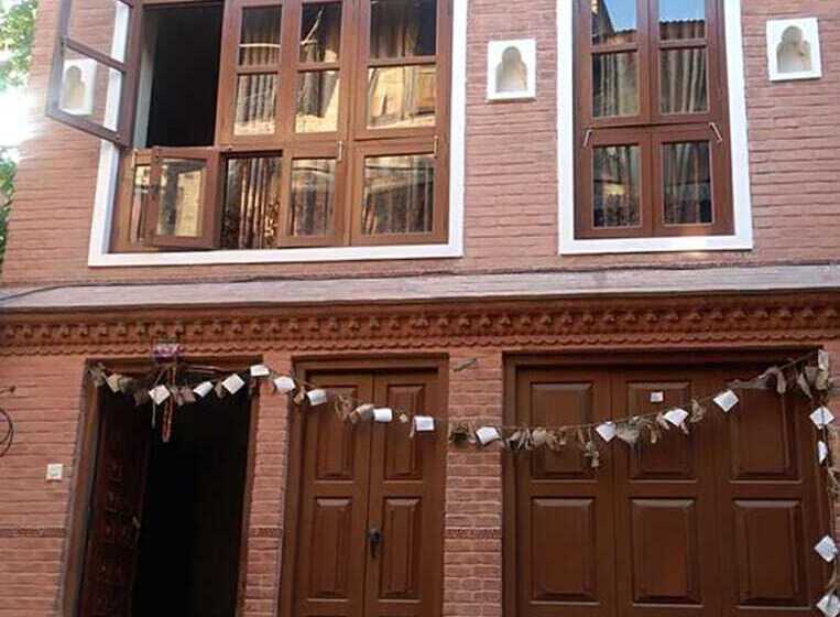 تختخواب و صبحانه Malla Guest House
