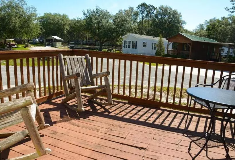 Hotelli Camp Mack, A Guy Harvey Lodge