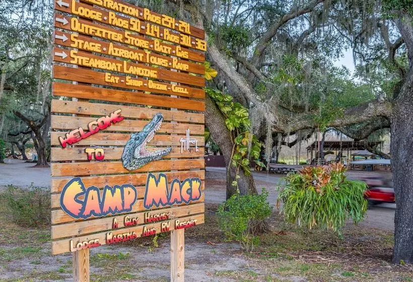 Hotelli Camp Mack, A Guy Harvey Lodge