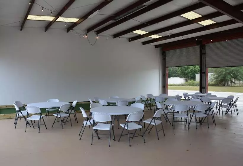 Hotelli Camp Mack, A Guy Harvey Lodge