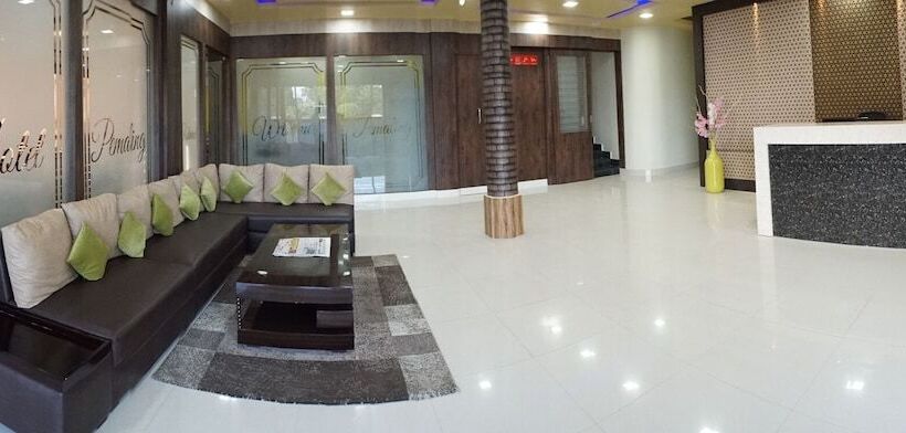 בית מלון כפרי Pemaling Lords Eco Inn Guwahati