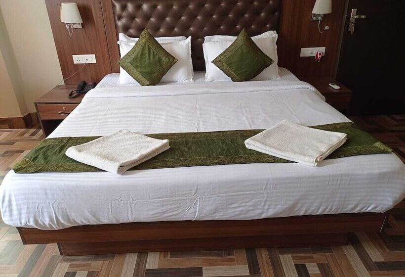 בית מלון כפרי Pemaling Lords Eco Inn Guwahati