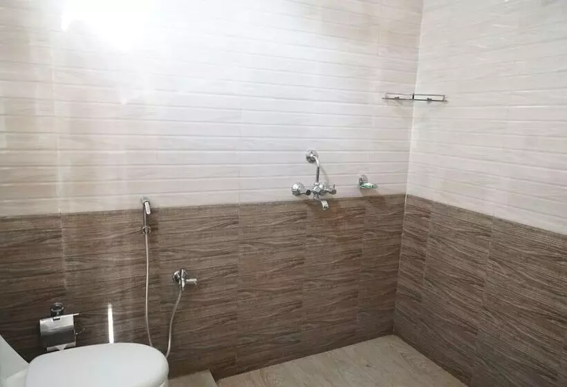 ホテル Pemaling Lords Eco Inn Guwahati