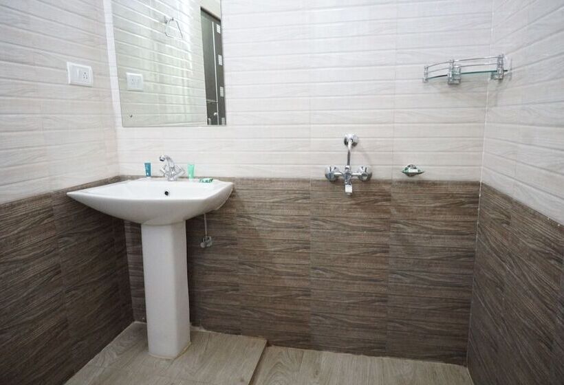 בית מלון כפרי Pemaling Lords Eco Inn Guwahati