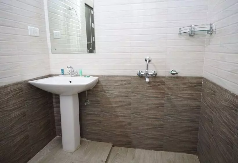 ホテル Pemaling Lords Eco Inn Guwahati