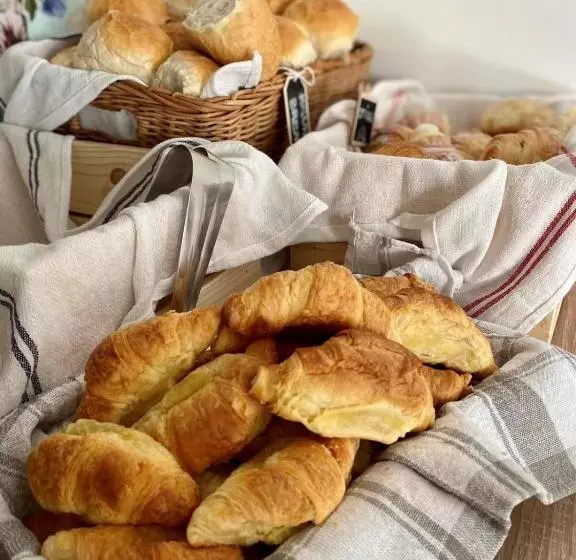 تختخواب و صبحانه Hop House Garni