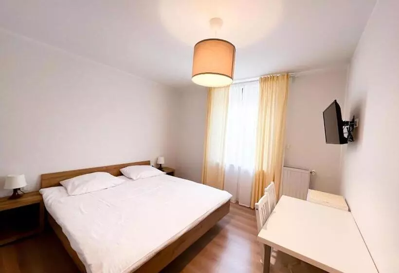 تختخواب و صبحانه Hop House Garni