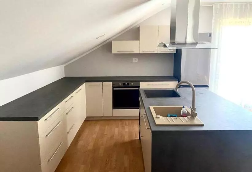 تختخواب و صبحانه Hop House Garni