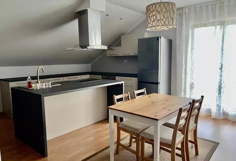 تختخواب و صبحانه Hop House Garni