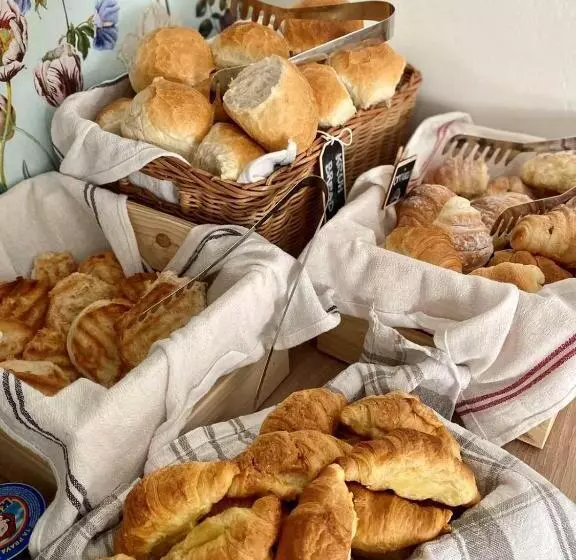 تختخواب و صبحانه Hop House Garni