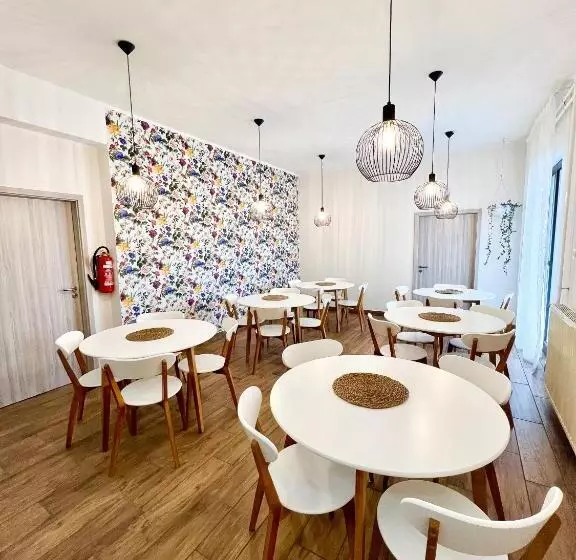 تختخواب و صبحانه Hop House Garni