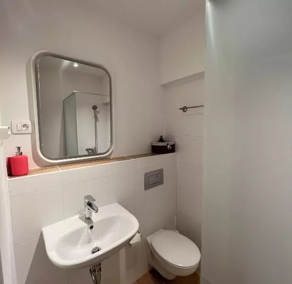 تختخواب و صبحانه Hop House Garni