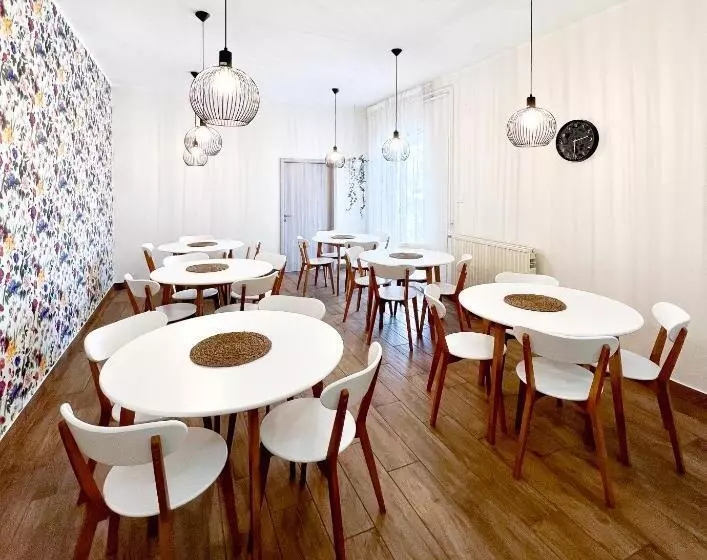 تختخواب و صبحانه Hop House Garni