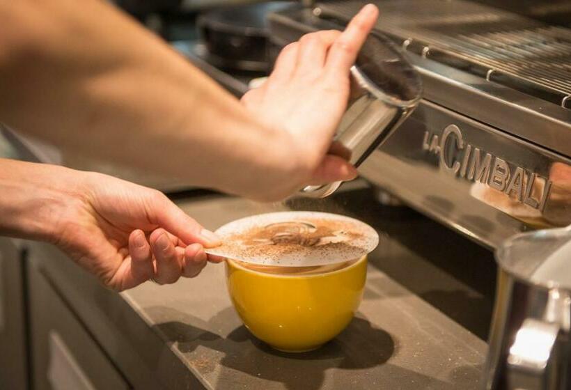 هتل West Court  Jesus College