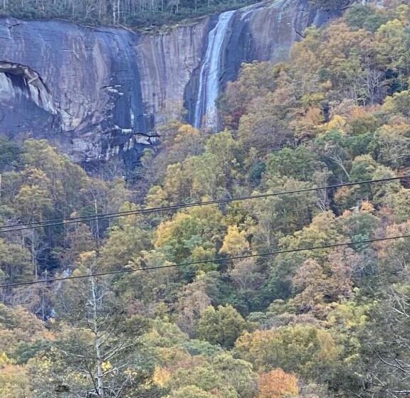 מוטל Hickory Falls Inn