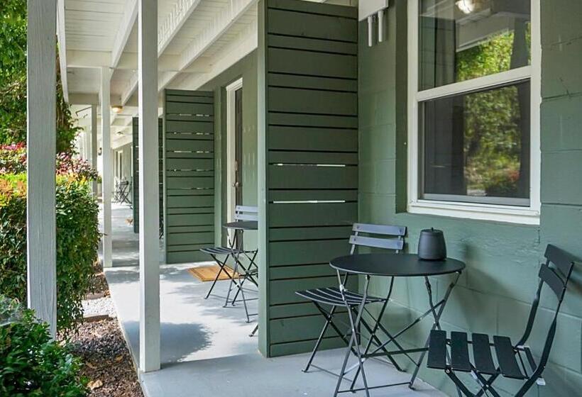 מוטל Hickory Falls Inn