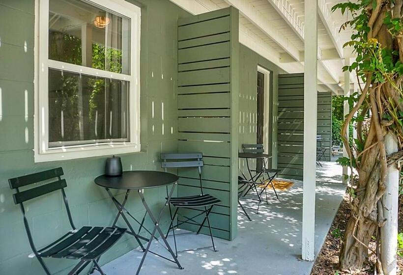 מוטל Hickory Falls Inn