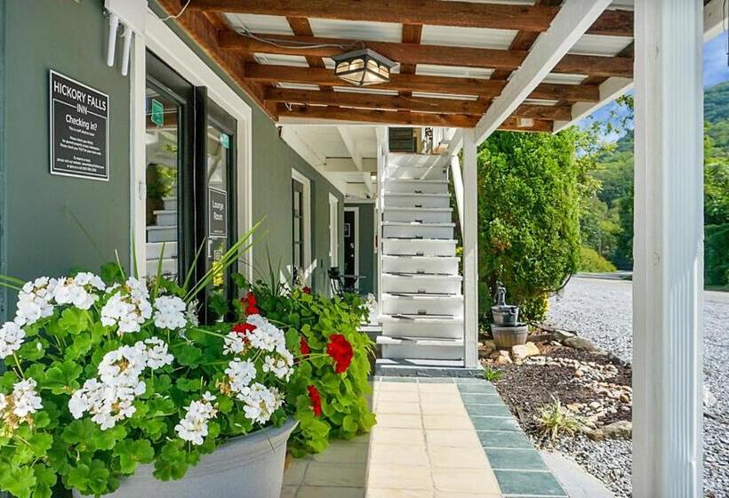 מוטל Hickory Falls Inn