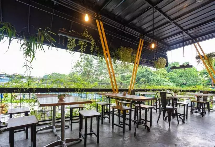 Majatalo Reddoorz Near Botani Square Mall