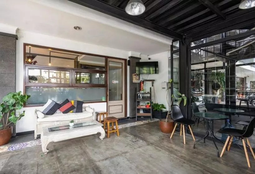 Majatalo Reddoorz Near Botani Square Mall