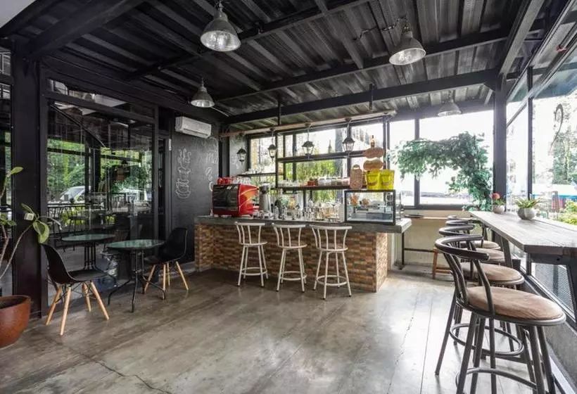 Majatalo Reddoorz Near Botani Square Mall