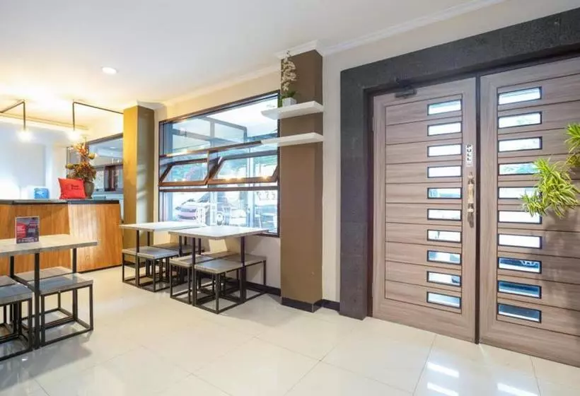 Majatalo Reddoorz Near Botani Square Mall