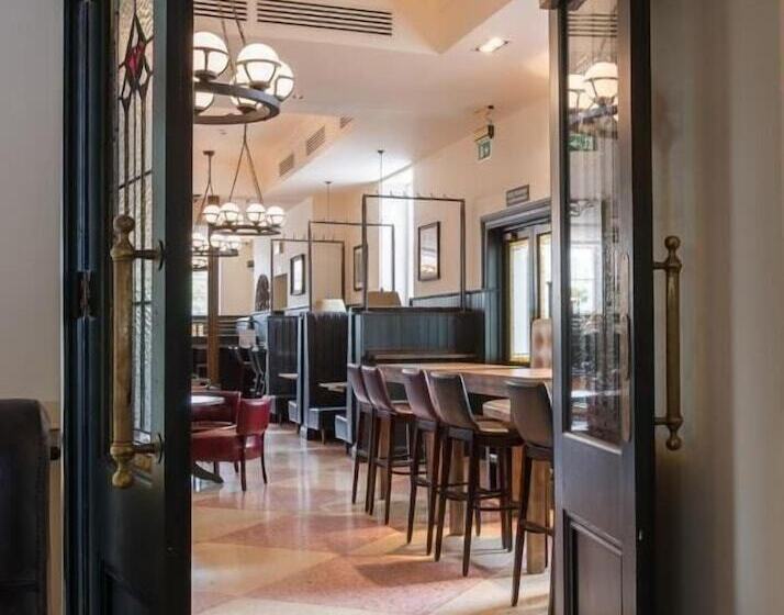 The Old Borough Hotel   Wetherspoon