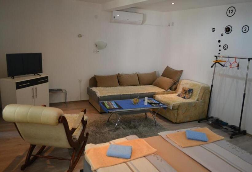 تختخواب و صبحانه Rzav