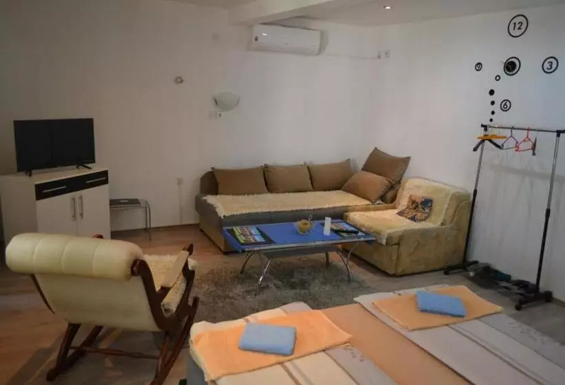 تختخواب و صبحانه Rzav