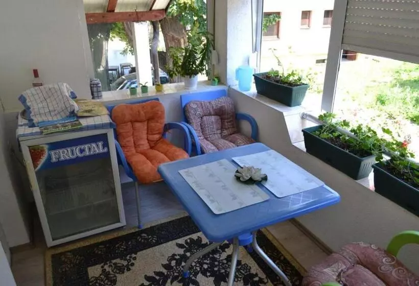 تختخواب و صبحانه Rzav