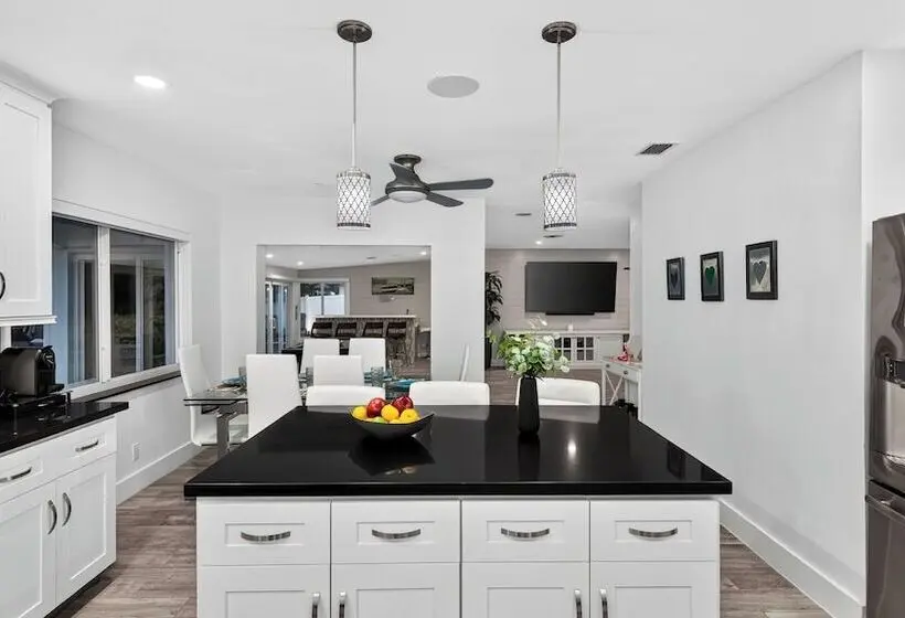 Coral Current By Avantstay Private Pool + Pool Table + Al Fresco Dining Canal Front + Boating