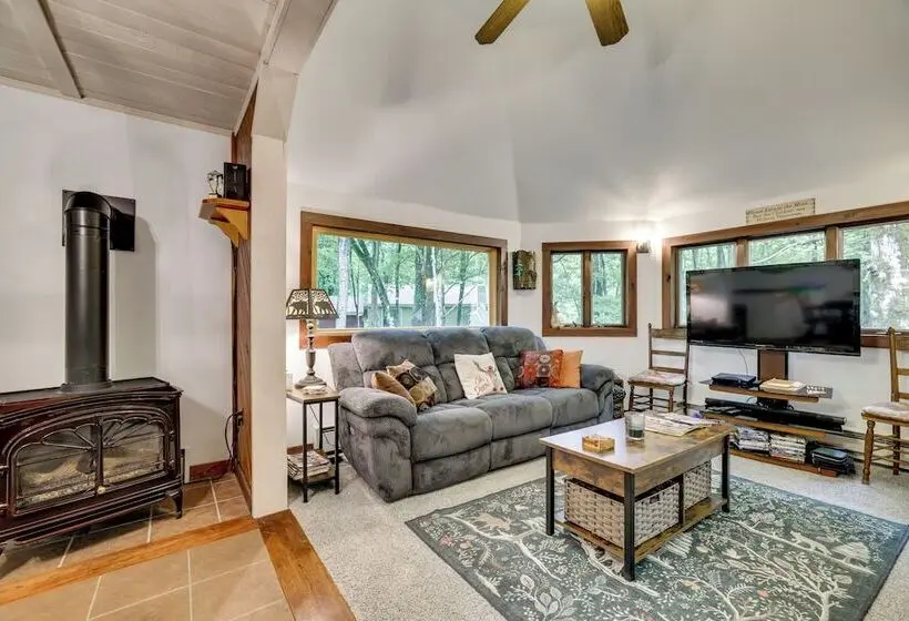 Game Room, Deck & Fire Pit! Pocono Mtn House